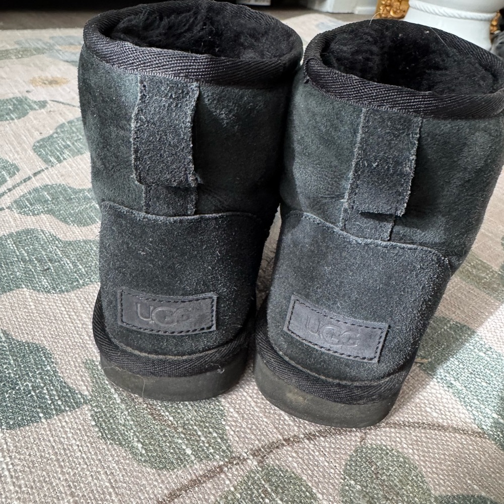 UGG Black Classic Mini sz 7 - Picture 6 of 6